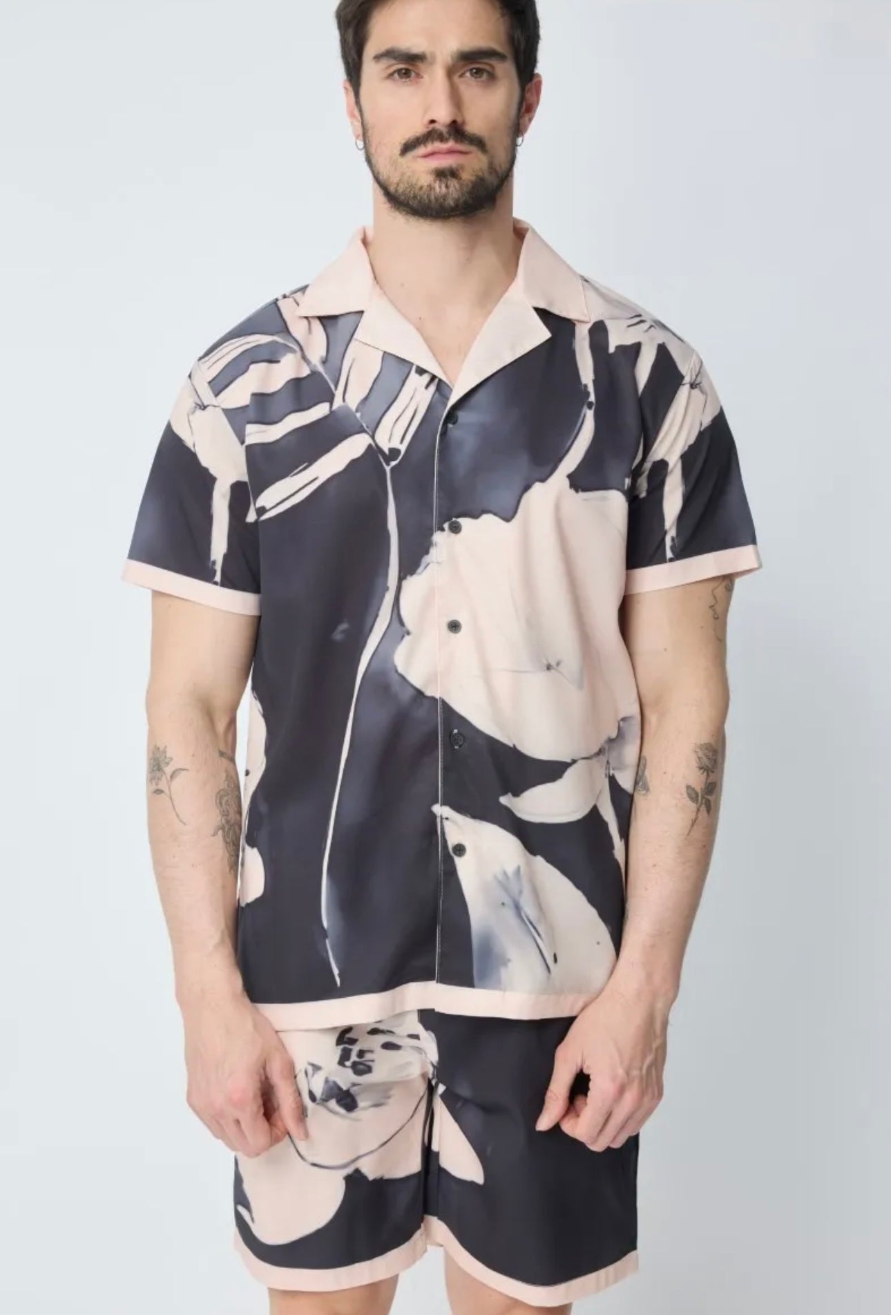 Ensemble Chemise & Short – Motif Artistique Fluide
